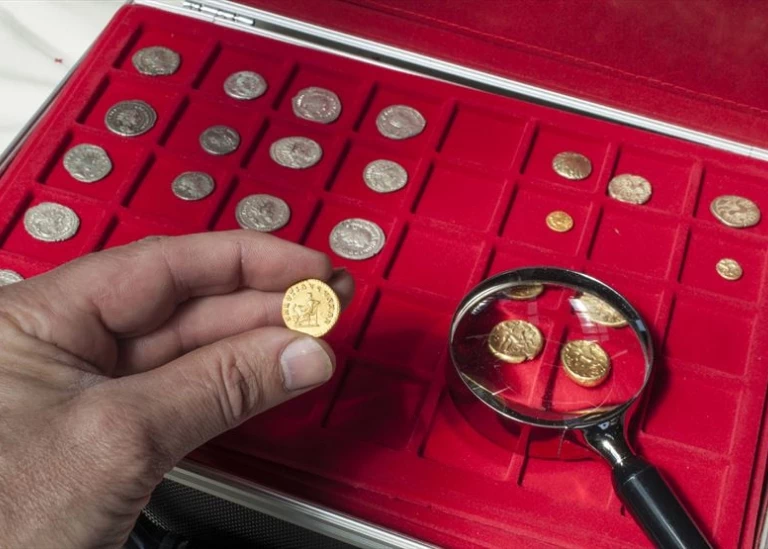 monety w czerwonym futerale
