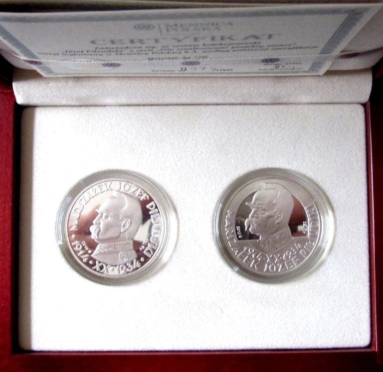 dwie srebrne monety